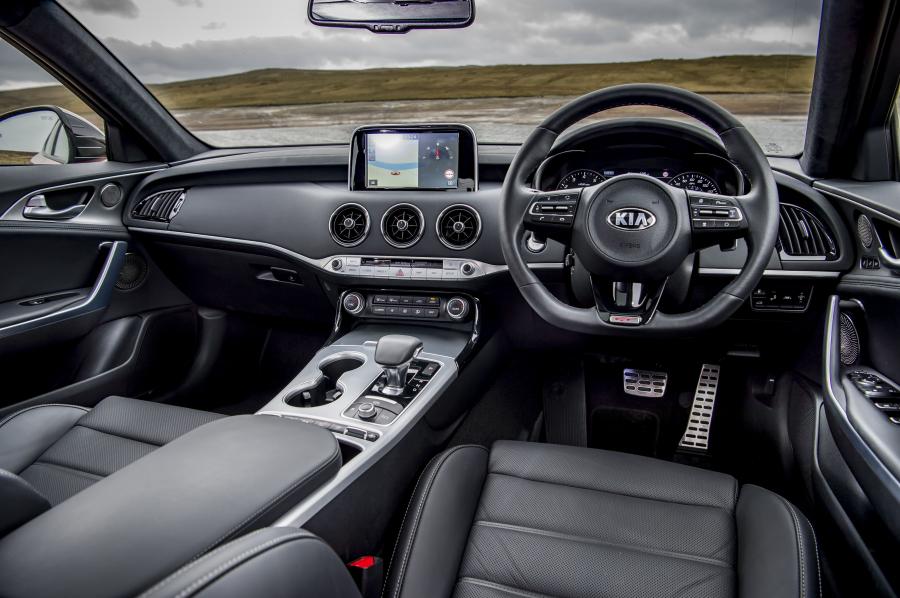 Торпедо Kia Stinger GTS (CK) 2017 года  (UK) (фото 6 из 40)